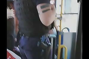 Policía en bus 