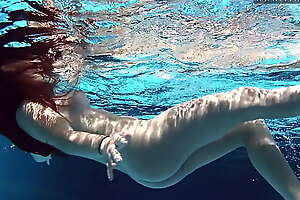 Spanish pornstar Diana Rius is horny in the pool