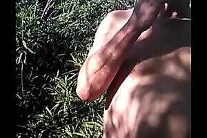 Desnudo entre matorrales  MODELO :Gaysexy1960