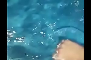 Amigo se masturba en la piscina