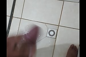 Masturbando bem gostoso no banho
