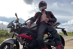 Wanking and cumming on my bike in full leathers and helmet