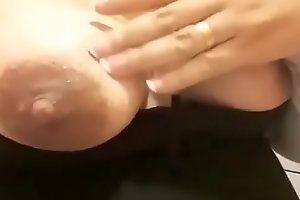 Embarazada se masturba en el baño